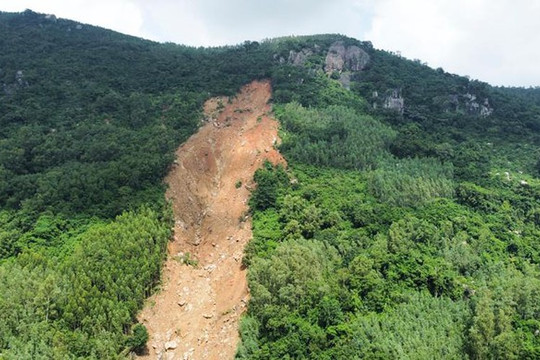 Bình Định công bố tình trạng khẩn cấp về sự cố sạt lở núi Cấm