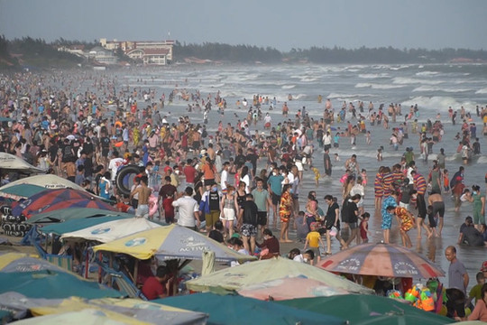Hàng nghìn du khách đổ về biển Vũng Tàu ngày đầu của kỳ nghỉ Tết Dương lịch