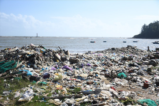 Quảng Ngãi: Bãi biển ngập hàng chục tấn rác thải sau mưa bão