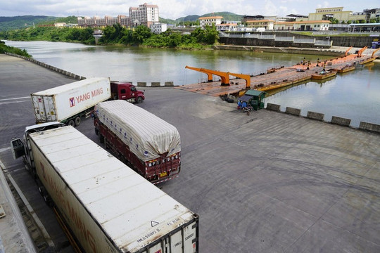 Trung Quốc dừng thông quan ở cầu phao sông Ka Long