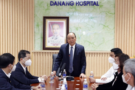 Chủ tịch nước Nguyễn Xuân Phúc tới thăm và động viên lực lượng y tế Đà Nẵng