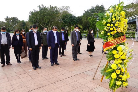 Quảng Trị : Bộ trưởng Nguyễn Văn Hùng dâng hương, dâng hoa tri ân các anh hùng liệt sĩ