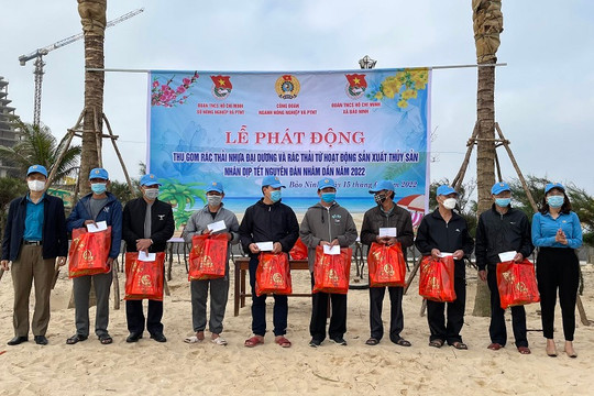 Đồng Hới (Quảng Bình): Phát động chương trình thu gom rác thải nhựa tại vùng biển xã Bảo Ninh