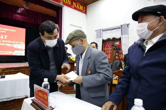 Bí thư Tỉnh ủy Quảng Nam thăm hỏi, tặng quà Tết cho người dân miền núi