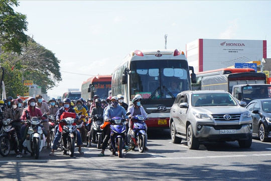 Người dân ùn ùn quay lại TP Hồ Chí Minh sau Tết, giao thông ùn tắc cục bộ