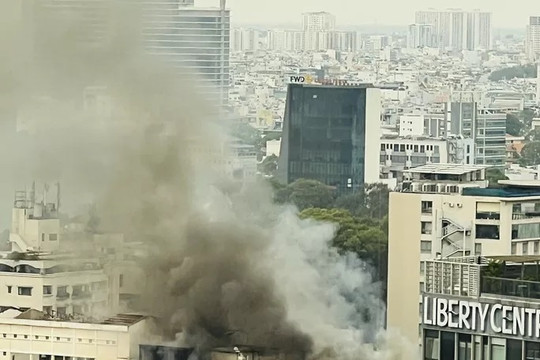Cháy lớn ở tòa nhà cao tầng đang thi công tại trung tâm TP.HCM