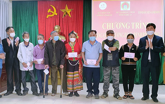 Nghệ An: Quỹ Thiện Tâm tập đoàn Vingroup tặng quà thương binh, bệnh binh nặng