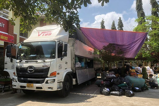 Thừa Thiên Huế: Bắt ô tô tải chở nhiều hàng cấm