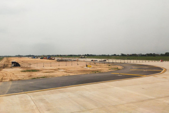 TP HCM: Sân bay Tân Sơn Nhất đóng một đường băng, hành khách cần theo dõi lịch bay