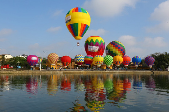 Quảng Nam: Nhuộm bầu trời bằng hàng chục quả khinh khí cầu