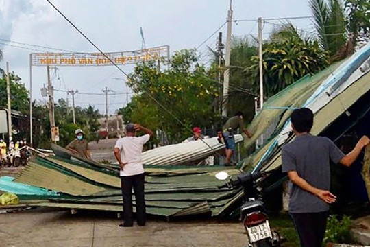 Lốc xoáy làm nhiều nhà dân ở Đồng Nai và An Giang bị tốc mái, hư hỏng nặng