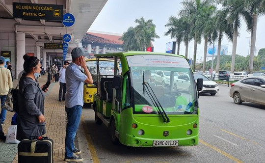 Hà Nội chấn chỉnh hoạt động của xe điện chở khách tại sân bay Nội Bài