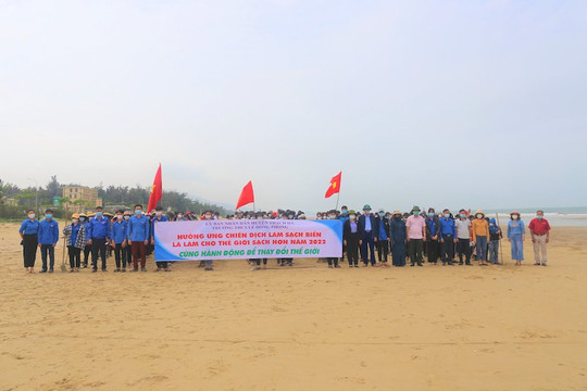 Hà Tĩnh: Huyện đoàn cùng ngành giáo dục Thạch Hà ra quân làm sạch biển chào mừng tháng thanh niên