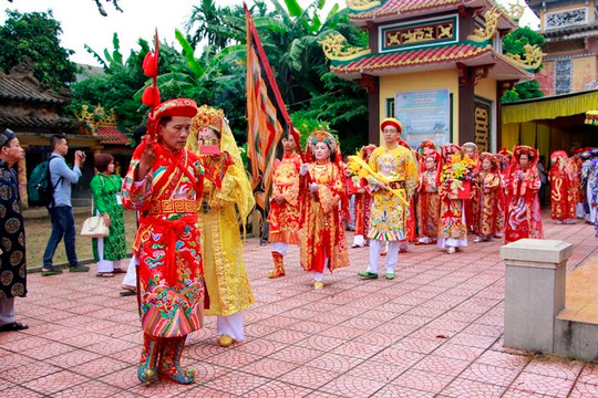 Thừa Thiên Huế: Hàng nghìn người tham gia lễ rước Thánh Mẫu