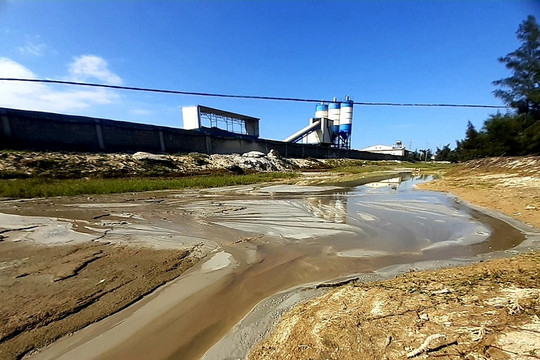 Lệ Thủy (Quảng Bình): Phạt Nhà máy Bê tông thương phẩm 70 triệu đồng với hành vi xả thải ô nhiễm môi trường