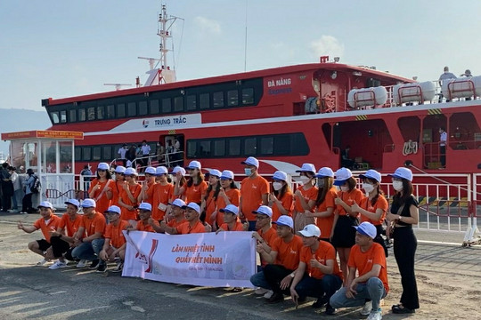 Gần 400 du khách được trải nghiệm chuyến tàu đầu tiên từ Đà Nẵng đi Lý Sơn