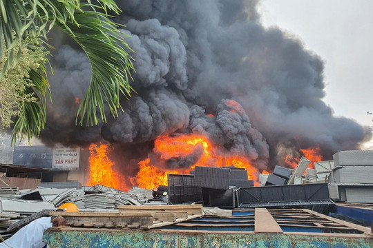 Bình Định: Cháy lớn tại cụm công nghiệp Nhơn Bình