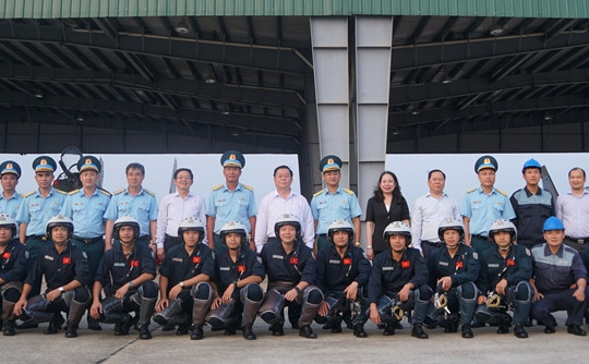 Trưởng Ban Tuyên giáo Trung ương và Phó Chủ tịch nước thăm lực lượng Phòng không Không quân tỉnh Bình Định