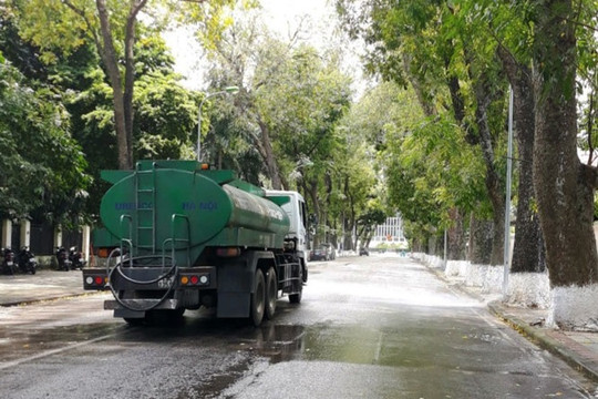 TP.HCM: Tưới nước rửa mặt đường, kéo giảm ô nhiễm môi trường