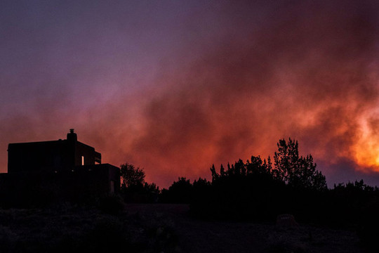 Gió mạnh chưa từng có dự kiến sẽ thổi bùng lửa cháy rừng tại bang New Mexico, Mỹ