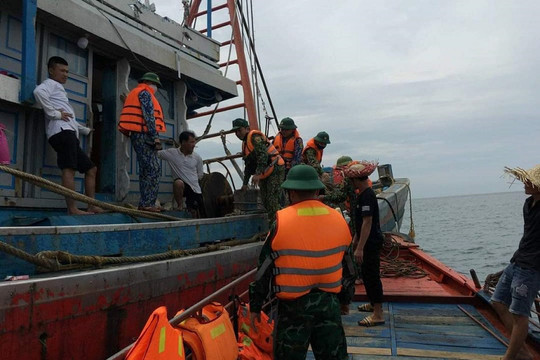 Hà Tĩnh: Bắt 2 tàu giã cào khai thác hải sản trái phép trên vùng biển Thạch Hà