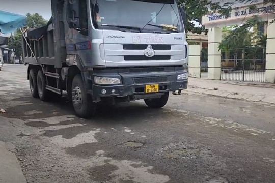 Bình Sơn (Quảng Ngãi): Dân bức xúc vì xe quá tải cày nát đường, gây ô nhiễm môi trường và nứt nhà ở