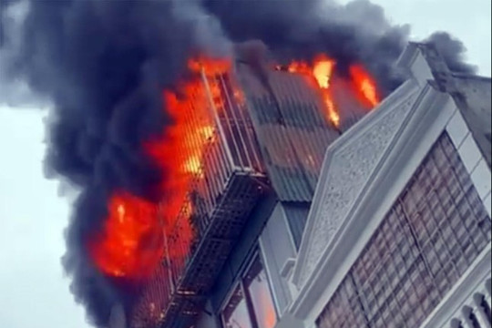 Hà Nội: Lửa cháy ngùn ngụt trên tầng tum ngôi nhà 4 tầng