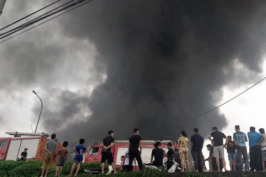 Hà Nội: Cháy lớn tại khu nhà xưởng công ty sản xuất sơn Hoàng Thành ở huyện Đan Phượng