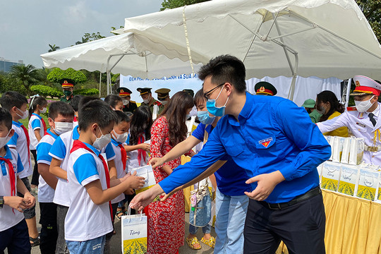 Hà Nội tặng quà cho du khách đến thăm Lăng Chủ tịch Hồ Chí Minh ngày 19/5