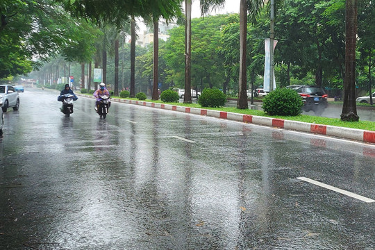 Dự báo thời tiết ngày 22/5: Hà Nội có mưa to kèm lốc sét và gió giật mạnh