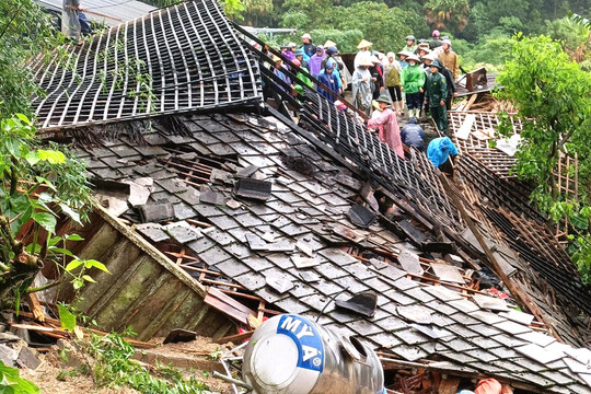 Mưa lớn ở Hà Giang khiến nhà dân đổ sập