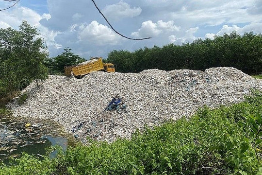 Đồng Nai: Bắt quả tang đối tượng đổ hàng tấn chất thải rắn công nghiệp xuống hồ nước