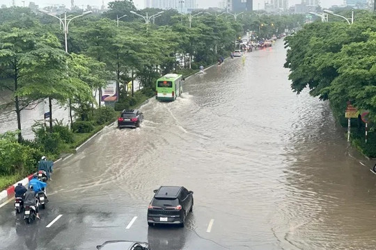 Hà Nội: Nhiều tuyến phố nguy cơ ngập nặng do trời còn tiếp tục mưa