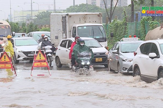 Đường gom đại lộ Thăng Long cứ mưa lớn là ngập
