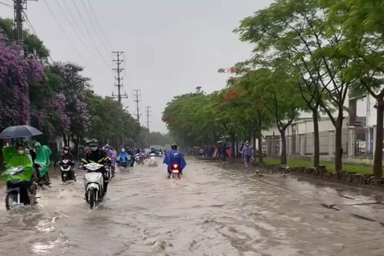 Nhiều phố ở Bắc Ninh ngập nặng sau mưa lớn, phương tiện giao thông đi lại khó khăn