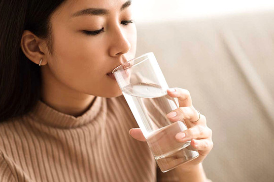 Có nên uống nước trước khi đánh răng vào buổi sáng?