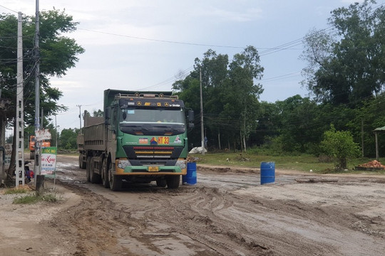 Bình Sơn (Quảng Ngãi) – Bài 2: “Binh đoàn” xe tải cày nát đường nối 2 khu kinh tế, dân mang thùng phuy chặn xe