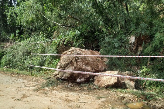Thanh Hóa: Nhiều tảng đá lăn xuống đường sau mưa dông, đe dọa tính mạng người dân