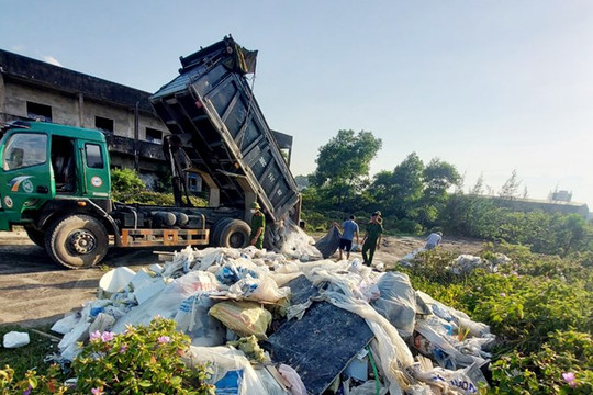 Hà Tĩnh: Bắt quả tang 3 xe tải đổ trộm chất thải trái quy định
