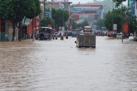 Nhiều tuyến đường ở thành phố Sơn La ngập chìm trong nước sau trận mưa lớn