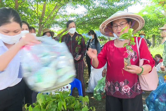 Bình Thuận: Sôi nổi phong trào đổi rác lấy cây ở huyện Hàm Thuận Bắc