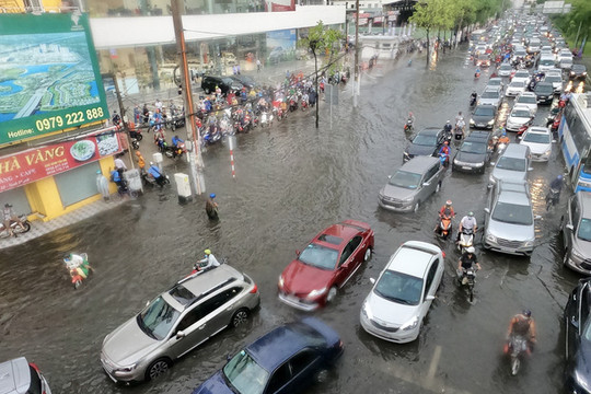 Thành phố Hồ Chí Minh còn rất nhiều tuyến đường “cứ mưa là ngập”, triều cường dâng