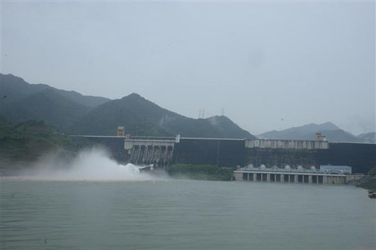 Mực nước dâng cao, hồ thuỷ điện Sơn La và Hoà Bình tiếp tục mở cửa xả đáy