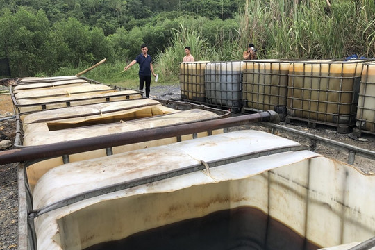 Nghệ An: Bắt quả tang cơ sở chuyên thu gom, tái chế dầu thải trái phép