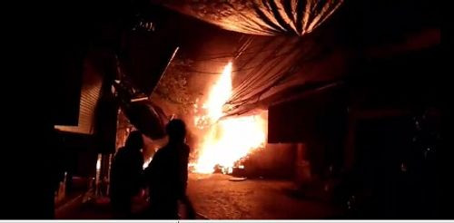 Hà Nội: Cháy kiot chợ Dịch Vọng, nhiều người hoảng loạn - Ảnh 1