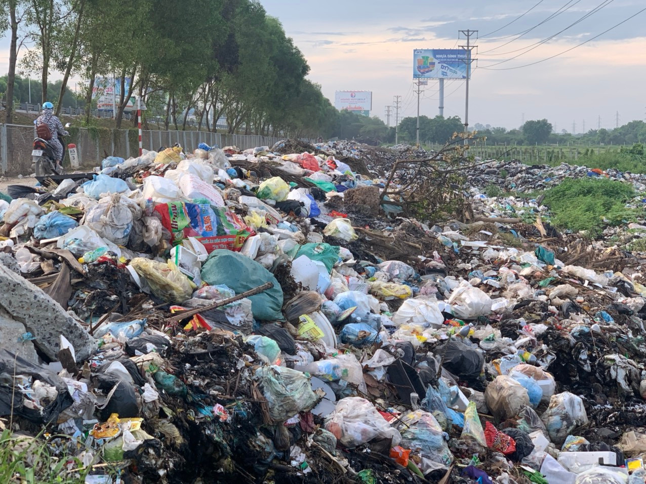 Hưng Yên: Tồn tại bãi rác thải hàng trăm mét gây mất an toàn giao ...