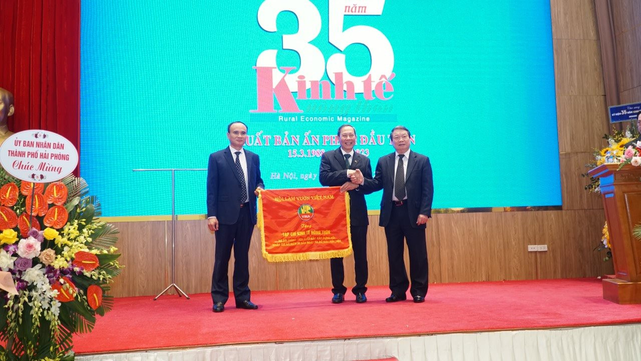 Hội Làm vườn Việt Nam tặng bức trướng cho Tạp chí.