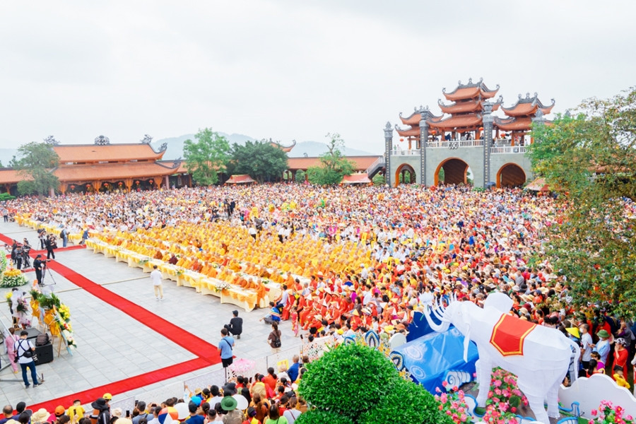 Chư Tăng Ni Chùa Ba Vàng, đại biểu Phật giáo thế giới và hàng ngàn Phật tử, Nhân dân nhiều địa phương về dự Đại lễ