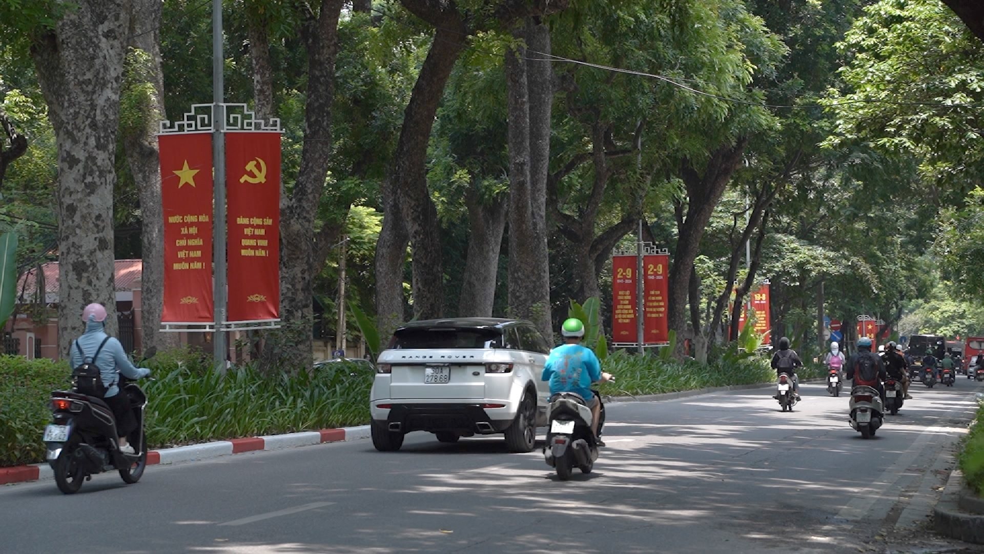 1-de-chao-mung-ky-niem-79-nam-cach-mang-thang-tam-va-quoc-khanh-2-9-tren-khap-cac-con-pho-tai-thu-do-ha-noi-da-duoc-trang-hoang-ruc-ro.jpg