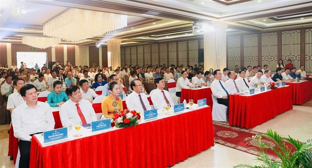 cac-dai-bieu-du-chuong-trinh-gap-mat-va-ton-vinh-cac-doanh-nghiep-doanh-nhan-tieu-bieu-nam-2024.jpg